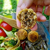 Seitan com molho de natas , puré, grelos e morcela de beterraba