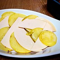 Tofu à Gomes de Sá com manjericão e limão em crosta de broa de milho