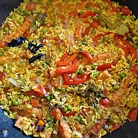 Feijão de soja com pimentos, tofu e brócolos