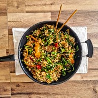 Tofu crocante com arroz de grelos e salada de  quinoa