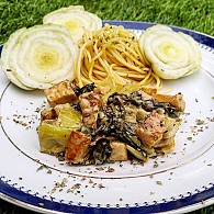 Tomatada de beringela e lentilhas de coco com arroz negro e legumes