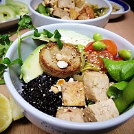 Feijão preto com salsicha com puré de beterraba