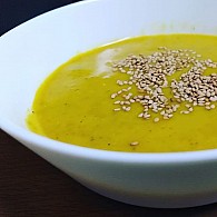 Seitan com molho de natas , puré, grelos e morcela de beterraba