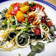 Feijão de soja com pimentos, tofu e brócolos